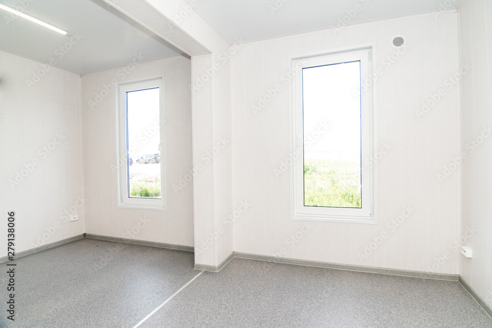 Obraz premium Light white empty office room with bright lighting