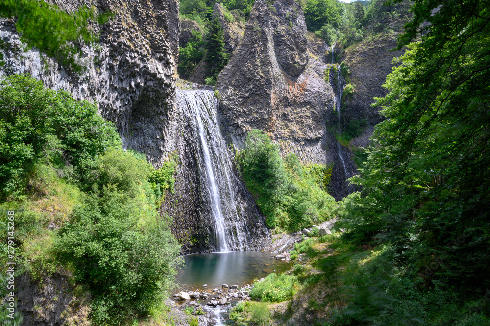 Cascade au milieu de roches basaltiques en Ardèche, France Cascade au milieu de roches basaltiques en Ardèche, France