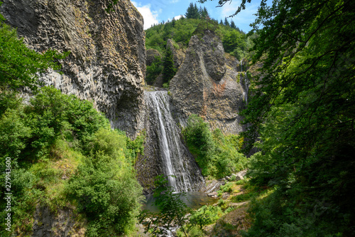 Cascade au milieu de roches basaltiques en Ard  che  France