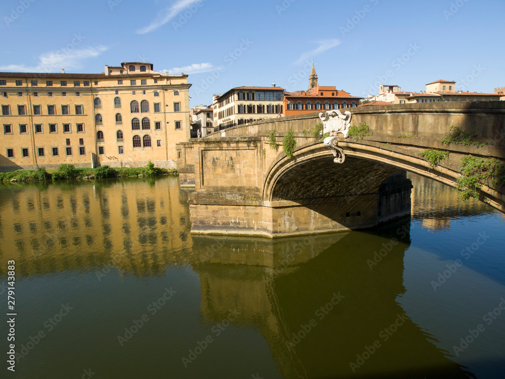 Fototapeta premium Italia, Toscana, Firenze. Il fiume Arno e il ponte Santa Trinita.
