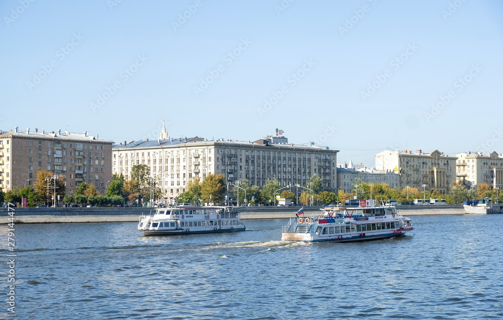 Obraz premium Pleasure boats on the Moscow river, embankment of the Moscow river