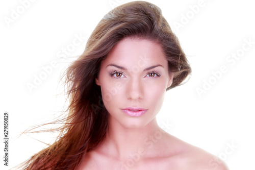 Portrait d'une jolie brune sur fond blanc