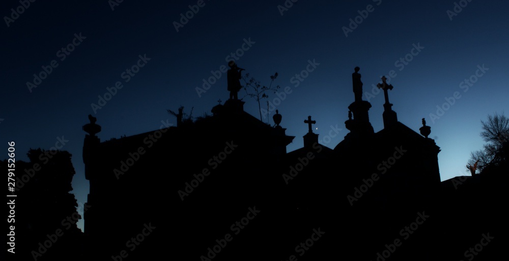 Silueta de las tumbas en la noche