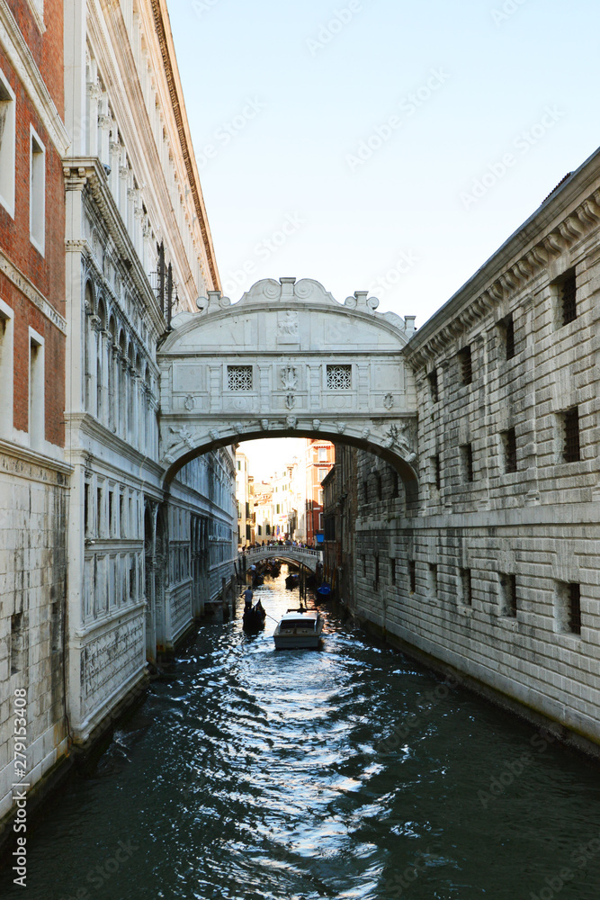 La vista delle carceri veneziane dal ponte dei sospiri