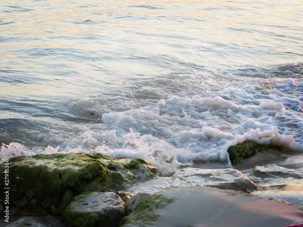 Obraz premium waves breaking on the rocks