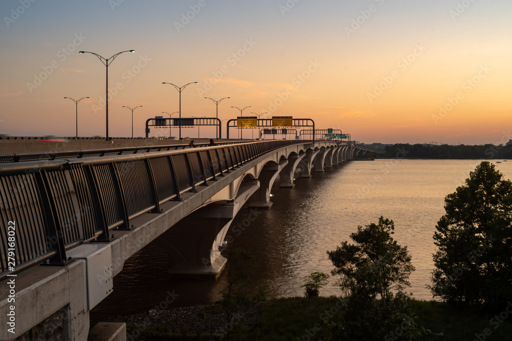 Obraz premium Interstate Bridge at Sunset