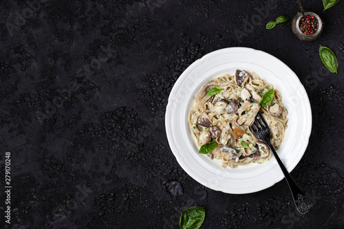 pasta tagliatelle with mushrooms, pesto sauce and cream