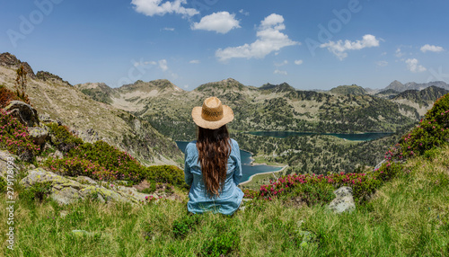 Frau mit Strohhut im Naturreservat Néouvielle in den Pyrenäen