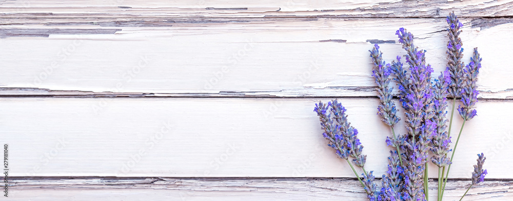 Fototapeta premium Lato - kwiaty lawendy. Bukiet kwiatów lawendy na białym tle rustykalnym drewniane.