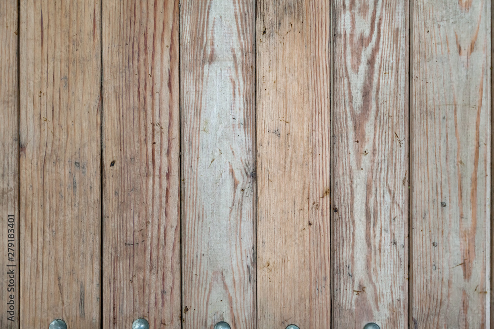 Obraz premium Close-up on a wooden flat surface with cracks on vertical boards with stripes and rings for the construction and manufacture of walls. Industry and natural materials.