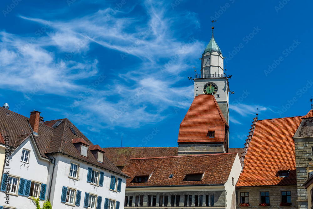 Überlingen am Bodensee Sommer Altstadt mit Blick auf den Münsterturm mit blauen Himmel
