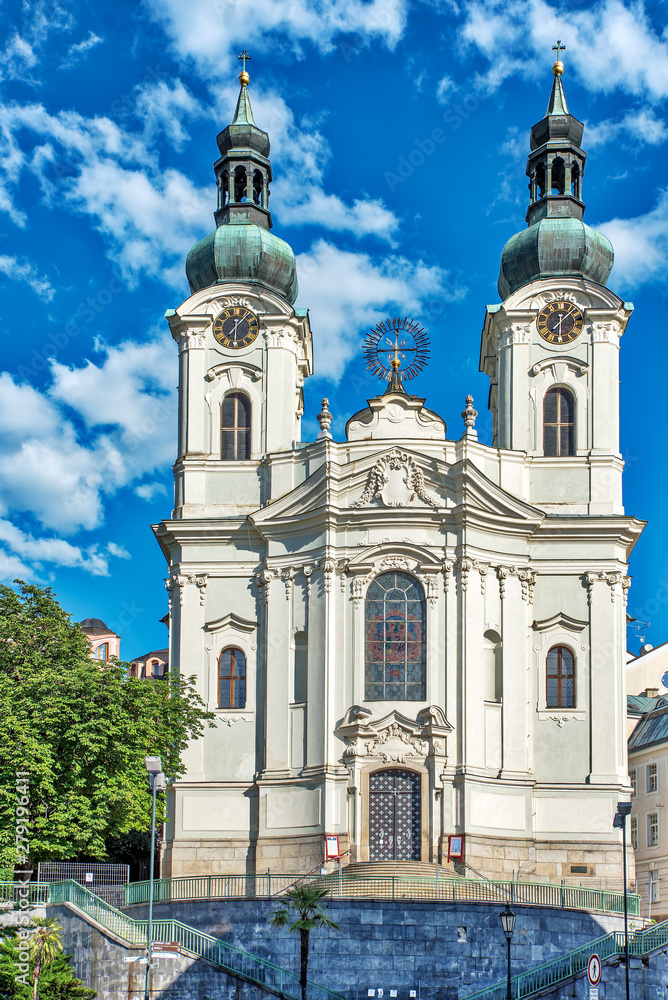 Kirche Sankt Maria Magdalena im Karlsbad mit zwei Türmen