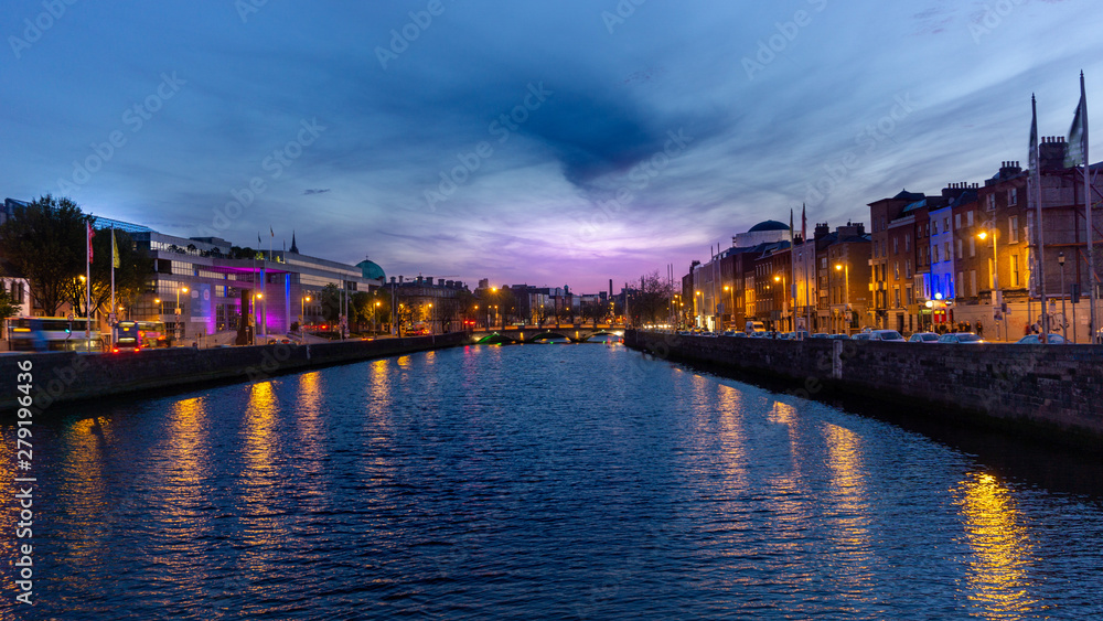 Dublín de noche República de Irlanda