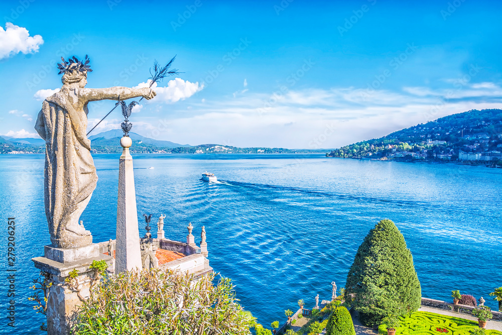 Fototapeta Piękna wyspa Isola Bella z ogrodem kwiatowym i rzeźbami na jeziorze Lago Maggiore, Stresa, Włochy
