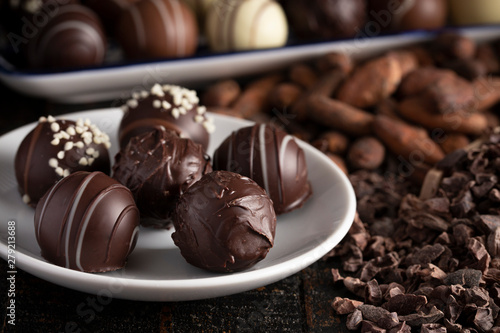 Cuadro en lienzo Chocolate Truffles on a Rustic Wooden Table