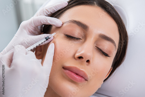 Cuadro en lienzo Young lady is lying on procedure in salon
