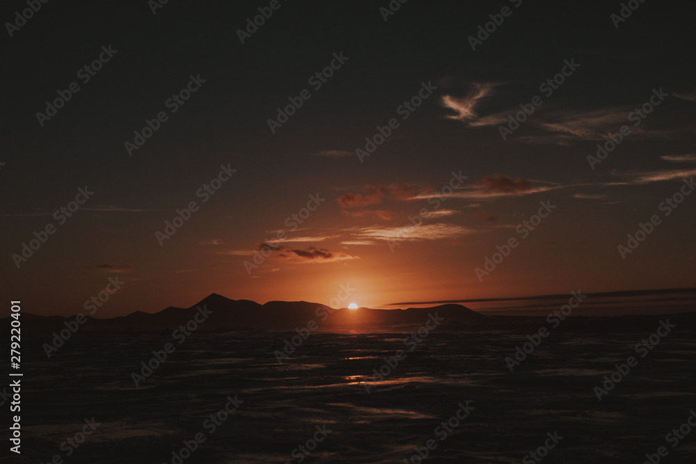 Obraz premium Últimos rayos de sol desde La Playa de Famara en la isla de Lanzarote
