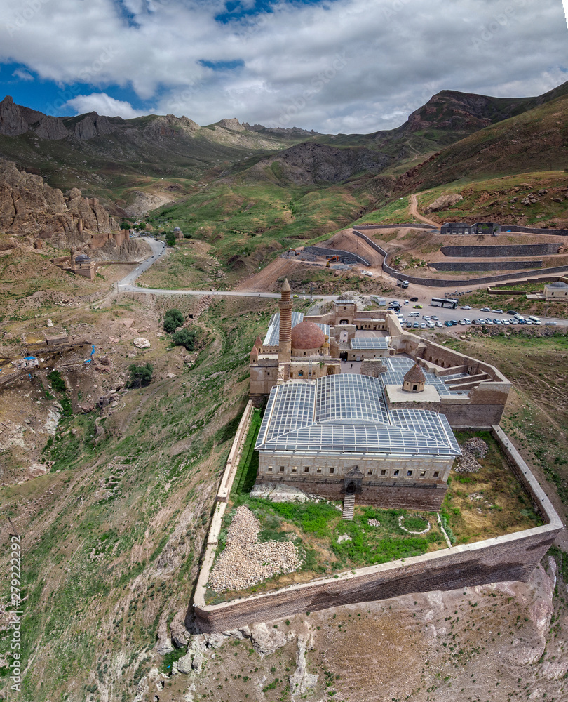Φωτογραφία Aerial view of Ishak Pasha Palace is a semi-ruined palace and administrative complex located in the Dogubeyazit, Agri province of eastern Turkey