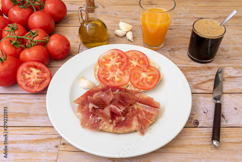 Desayuno mediterráneo, café con pan y jamón
