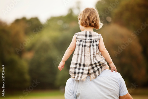 Fotografie Father and daughter (2-3) in Prospect park