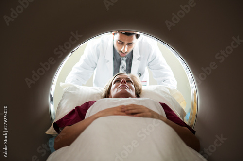 Canvas Print Doctor with patient undergoing computed tomography in hospital