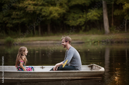 Εκτύπωση καμβά Father and daughter (4-5) face to face on rowboat