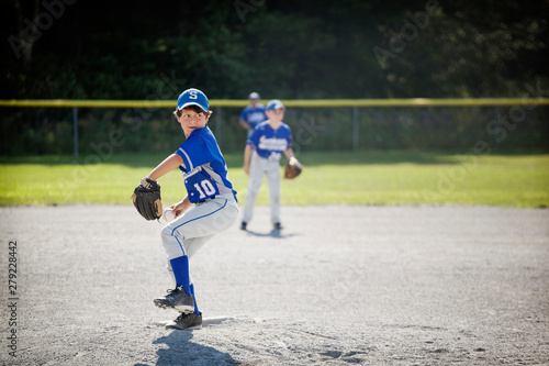 Obraz na płótnie Baseball player throwing ball in field