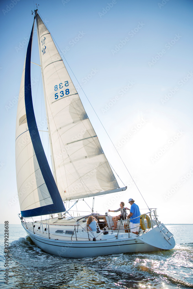 Obraz premium People travelling by sailing yacht