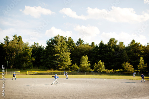 Canvas Print Little league team (8-9) on bases pitcher throwing