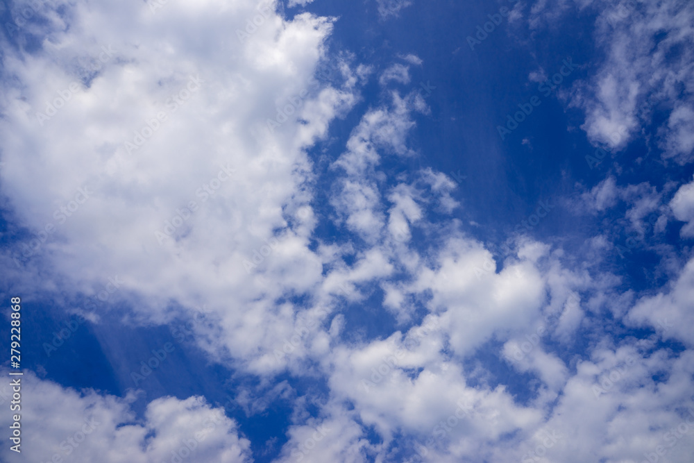 Obraz premium clear blue sky with plain white cloud with space for text background