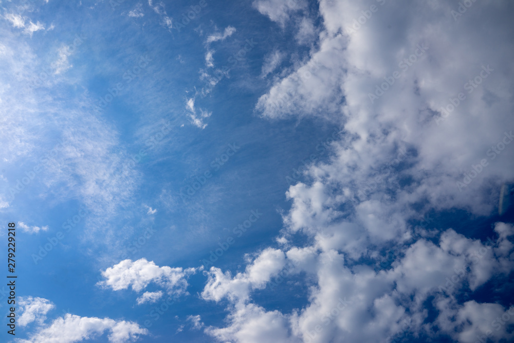 Fototapeta premium clear blue sky with plain white cloud with space for text background