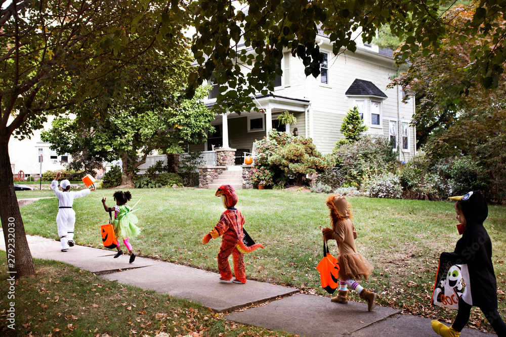 Obraz premium Children (2-3, 4-5) wearing costumes on halloween