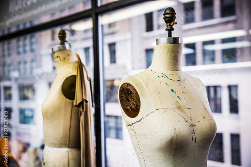 Quadro em tela Sewing mannequin against window