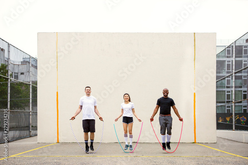 Tablou pe pânză Three people with jumping ropes