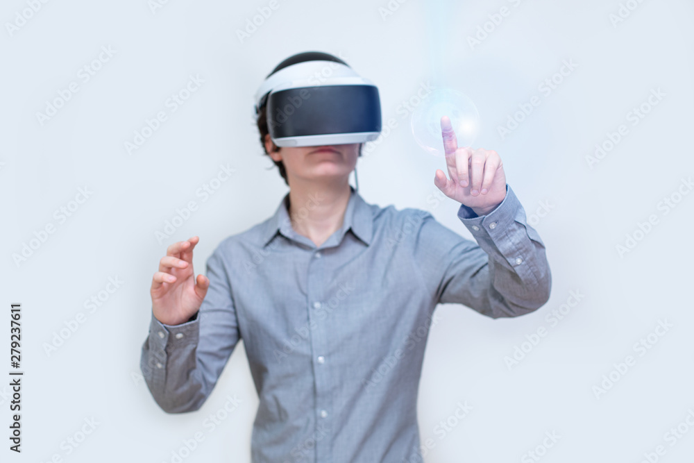 Person mit VR Brille in der Virtual Reality Person mit VR Brille in der Virtual Reality