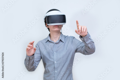 Mensch in Virtual Reality mit VR Brille