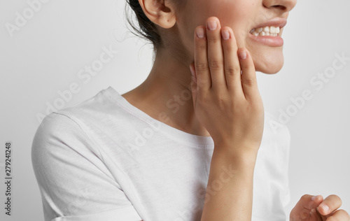 Fotografía young woman applying moisturizer cream on her face