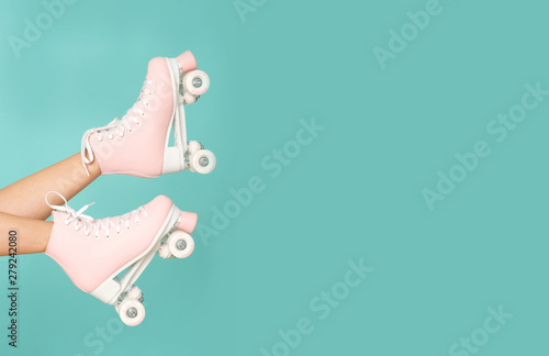 Fotografia Pink roller skates on the legs. Activity can be fun!