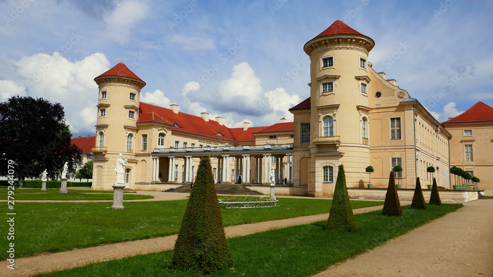 Schloss Rheinsberg in Mecklenburg umgeben von einem schönen Park
