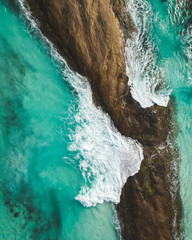 Handdoek met foto Koraalgroen Tropisch paradijs met turquoise kustlijn  © Denham