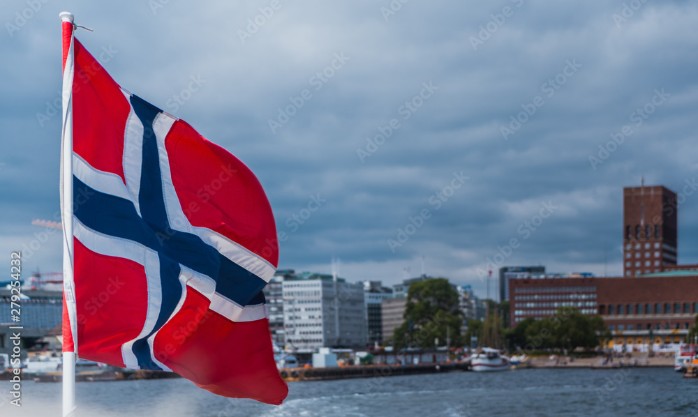 Flaga norweska, Norwegii, widok na miasto z promu - obrazy, fototapety, plakaty 