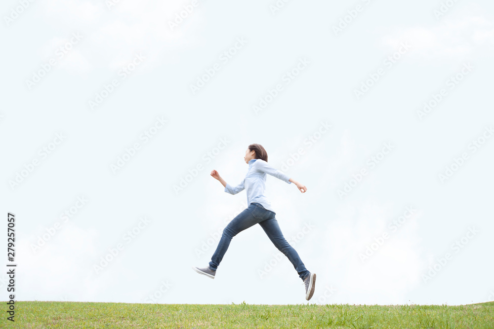 芝生で走る女性