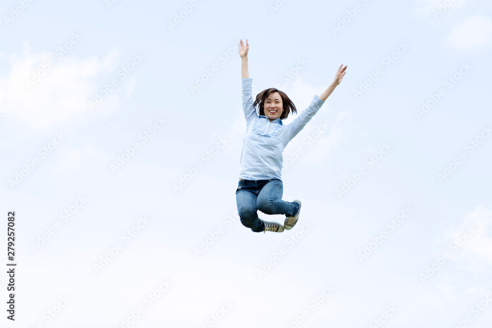 ジャンプする女性