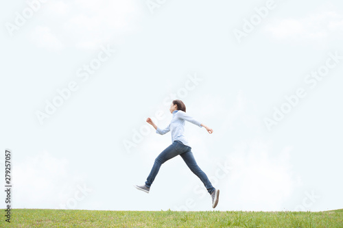 芝生で走る女性