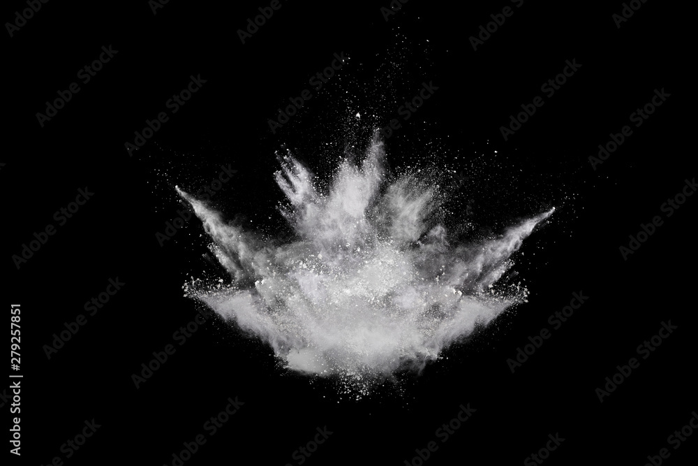 Naklejka premium Wybuch białego proszku na czarnym tle. Kolorowa chmura. Wybucha kolorowy pył. Maluj Holi.