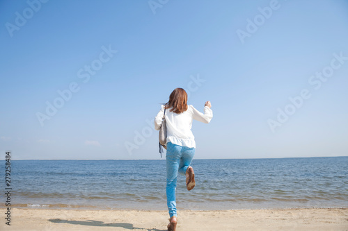 海辺を走る女性