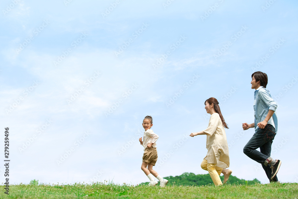 草原を走る家族3人