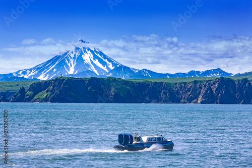 Bilde på lerret The Hovercraft on Pasific ocean in kamchatka Peninsula on the background volcano