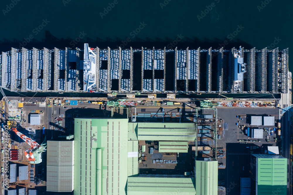 港の造船所で建造中の大型船 StockFoto Adobe Stock