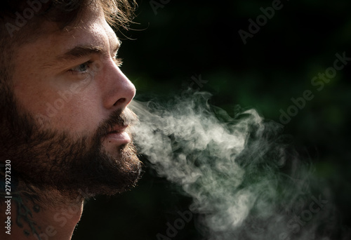 Raucher im Profilportrait